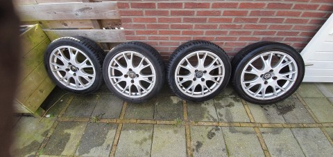 Volvo 17 inch velgen met goede zomerbanden