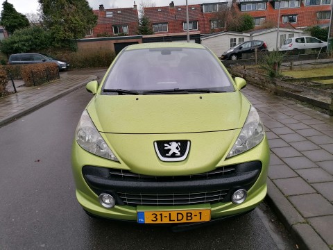 Wilt u een netjes auto zuinig en goedkoop  Hierbij verkoop ik mijn Peu