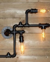 Industriële wandlamp van gas-fit pijpen en koppelingen