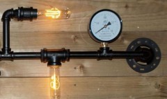 Industriële wandlamp van gas-fit pijpen en koppelingen