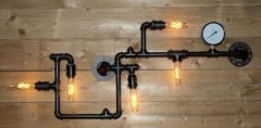 Industriële wandlamp van gas-fit pijpen en koppelingen