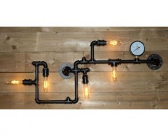 Industriële wandlamp van gas-fit pijpen en koppelingen