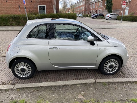 Fiat 500 1 2 uit 2010 met panoramadak en zomer winterbanden