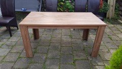 Eettafel en stoelen