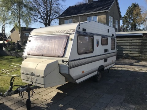 Oude maar zeer degelijke caravan met ten Cate voortent  vrijbuiter