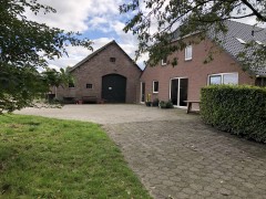 Te Koop  Ruim verbouwde boerderij   paardenobject  8 paardenstallen bi