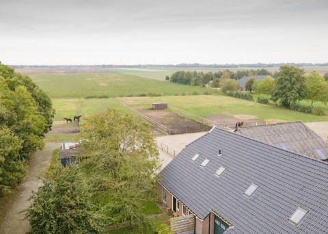 Te Koop  Ruim verbouwde boerderij   paardenobject  8 paardenstallen bi