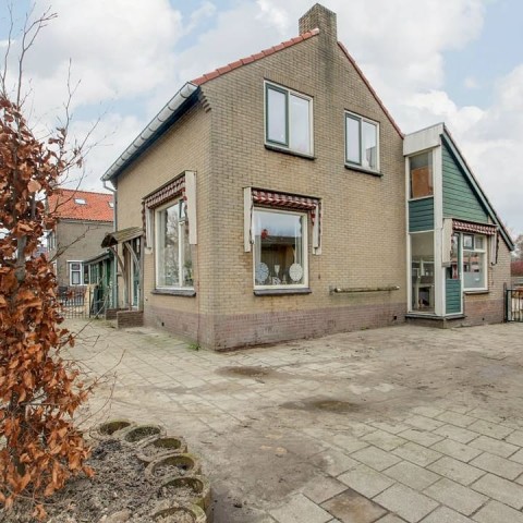 Ruime woonboerderij te koop