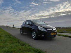 Mooie Opel Corsa 1 4  16v  3D  bj 2008  Zwart