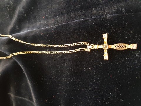 Gouden Crucifix aan gouden ketting