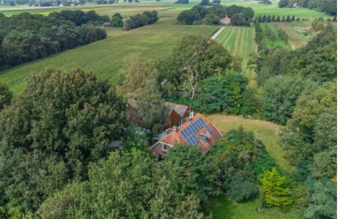 PRACHTIGE VRIJ GELEGEN LANDHUIS MET GROTE DIVERSITEIT