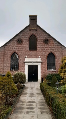 2 woonhuizen met kerk te koop op groot perceel