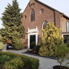 2 woonhuizen met kerk te koop op groot perceel