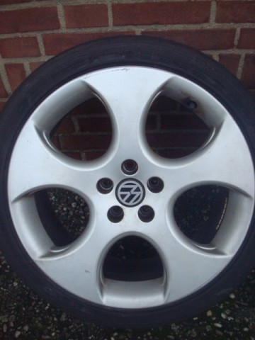 17 inch Originele VW GTI velgen en banden Kleber Maxxis 5x100