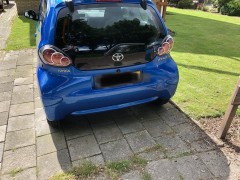 Ideaal autootje  Blauwe toyota aygo