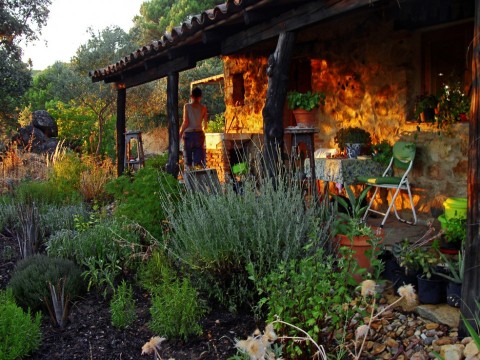 SPANJE: SW ANDALUCIA - een eenvoudig huis met bostuin, off-grid, in ee