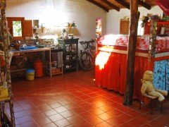 SPANJE: SW ANDALUCIA - een eenvoudig huis met bostuin, off-grid, in ee