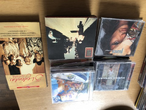 Ca 120 gevarieerde cd’s  Met oa 30 salsa cd’s